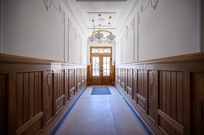Renovēta māja, ir lifts, kāpņu telpa pēc kapitālā remonta, logi vērsti uz ielas pusi, Rīga - foto 11