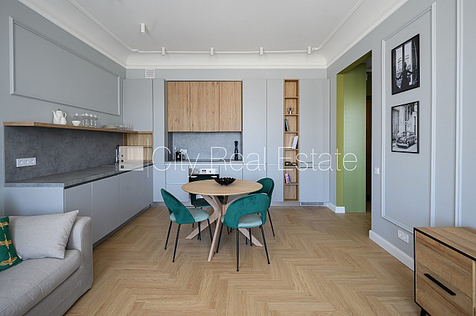 Renovēta māja, ir lifts, kāpņu telpa pēc kapitālā remonta, logi vērsti uz ielas pusi, Rīga - foto 3