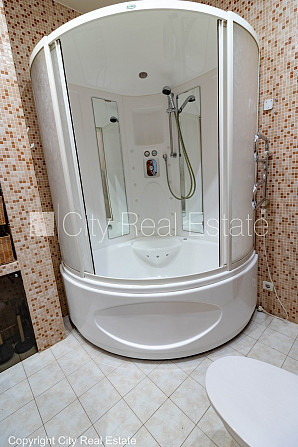 Fasādes māja, renovēta māja, ieeja no ielas, kāpņu telpa pēc kosmētiskā remonta, Rīga - foto 16