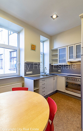 Fasādes māja, renovēta māja, ieeja no ielas, kāpņu telpa pēc kosmētiskā remonta, Rīga - foto 1