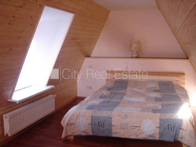 Fasādes māja, restaurēta māja, ieeja no ielas, mansards, logi vērsti mājas abās pusēs, Rīga - foto 4