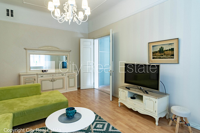 Renovēta māja, slēgts pagalms, ieeja no pagalma, kāpņu telpa pēc kapitālā remonta, logi Rīga - foto 3