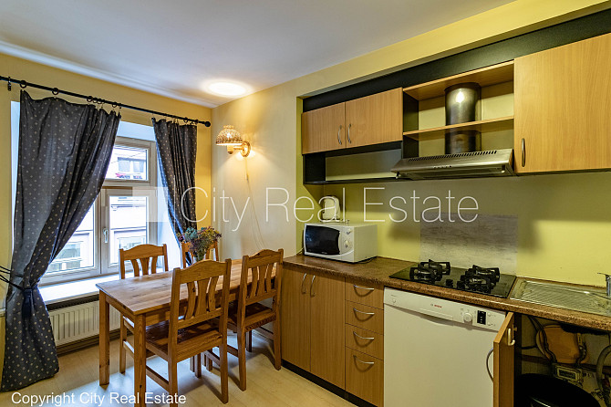 Фасадный дом, реновированный дом, вход с улицы, лестничная клетка после Рига - изображение 15