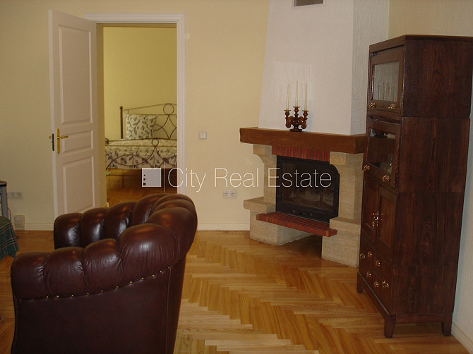 Pagalma māja, ir lifts, kamīns, gāzes apkure, pilnā apdare, jauna santehnika, parketa grīda, Rīga - foto 1