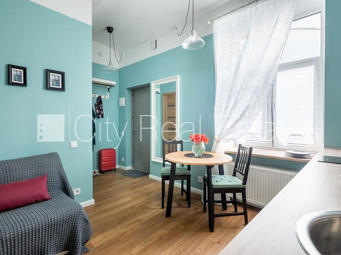 Renovēta māja, kāpņu telpa pēc kapitālā remonta, studio tipa, virtuve apvienota ar istabu, Rīga - foto 5