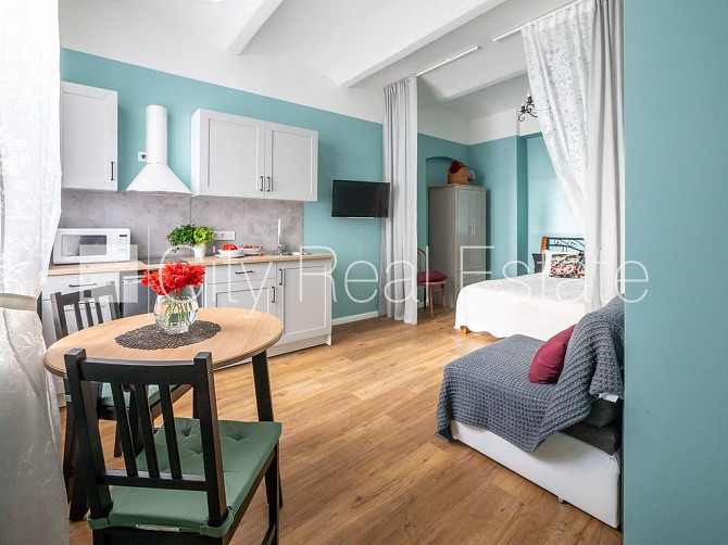 Renovēta māja, kāpņu telpa pēc kapitālā remonta, studio tipa, virtuve apvienota ar istabu, Rīga - foto 2