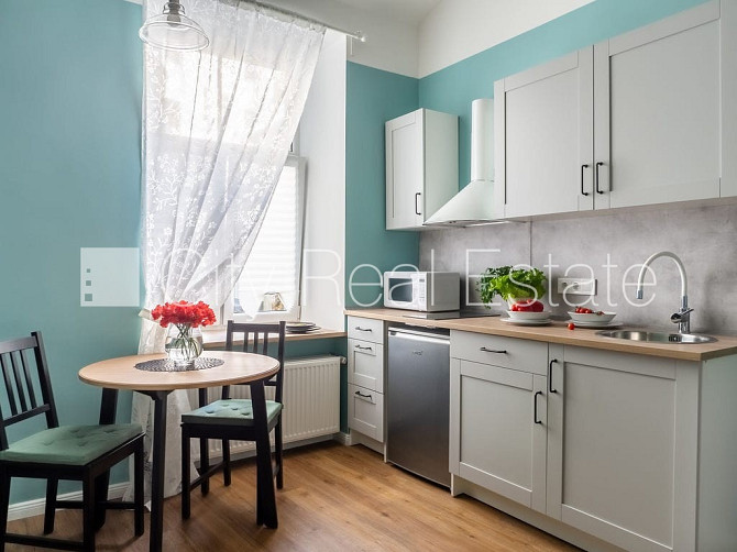 Renovēta māja, kāpņu telpa pēc kapitālā remonta, studio tipa, virtuve apvienota ar istabu, Rīga - foto 3