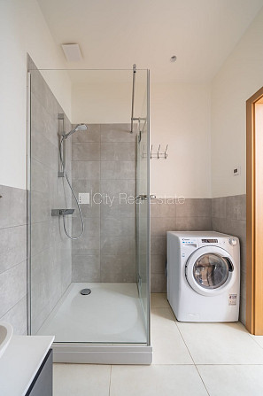 Renovēta māja, slēgts pagalms, ieeja no pagalma, kāpņu telpa pēc kapitālā remonta, Rīga - foto 8