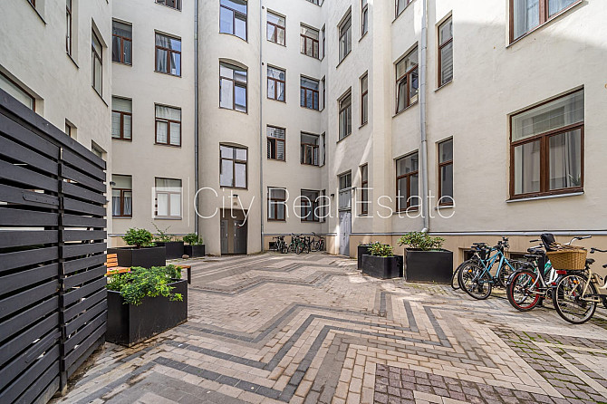 Renovēta māja, slēgts pagalms, ieeja no pagalma, kāpņu telpa pēc kapitālā remonta, Rīga - foto 10