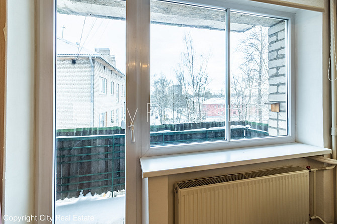 Pagalma ēka, labiekārtota apzaļumota teritorija, vieta automašīnai, balkons, logi vērsti Rīga - foto 3