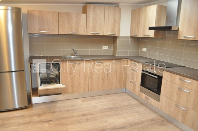 Renovēta māja, vieta automašīnai, ieeja no ielas, ir lifts, istabas izolētas, studio tipa, Rīga - foto 3