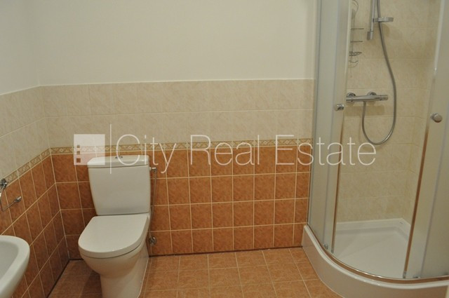 Renovēta māja, vieta automašīnai, ieeja no ielas, ir lifts, istabas izolētas, studio tipa, Rīga - foto 7