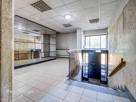 Birojs ar panorāmas skatu uz Dailes teātra skvēru.  Birojs sastāv no vienas lielas telpas 64 kvm pla Рига
