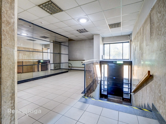 Birojs ar panorāmas skatu uz Dailes teātra skvēru.  Birojs sastāv no vienas lielas telpas 64 kvm pla Рига - изображение 2