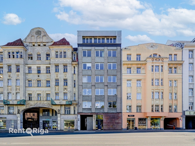 Birojs ar panorāmas skatu uz Dailes teātra skvēru.  Birojs sastāv no vienas lielas telpas 64 kvm pla Рига - изображение 1