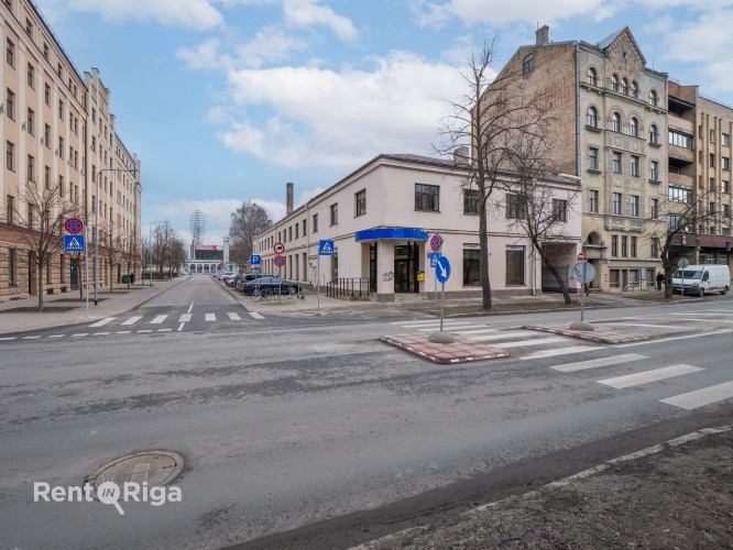 Iznomā tirdzniecības vai biroja telpas ar ērtu piekļuvi.  Telpas atrodas ēkas iekšpagalmā un Rīga - foto 12