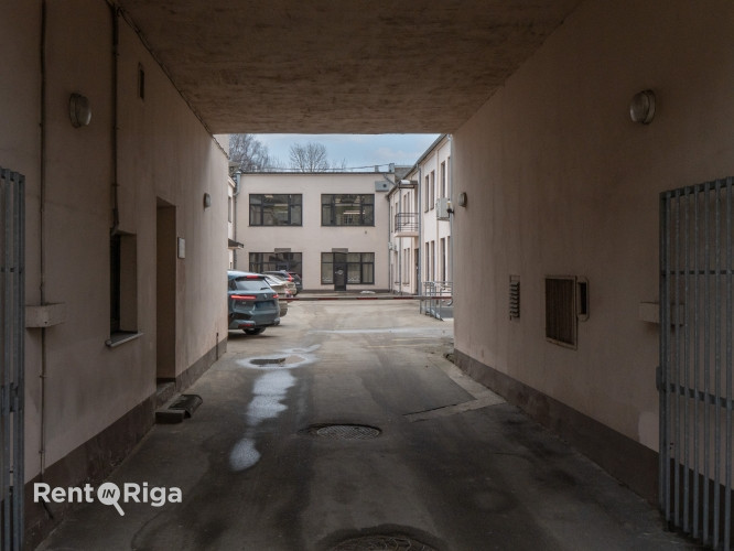 Iznomā tirdzniecības vai biroja telpas ar ērtu piekļuvi.  Telpas atrodas ēkas iekšpagalmā un Rīga - foto 13