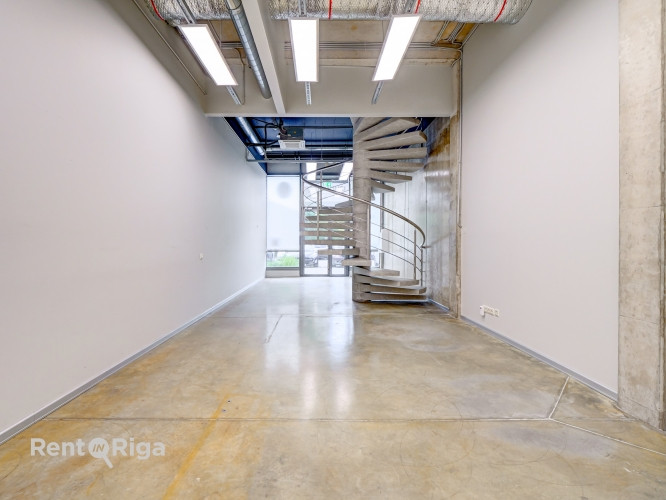 Biroja telpa pirmajā stāvā ar atsevišķu ieeju.  Ieeja no ēkas fasādes. Ēkā pieejami šādi pakalpojumi Рига - изображение 6