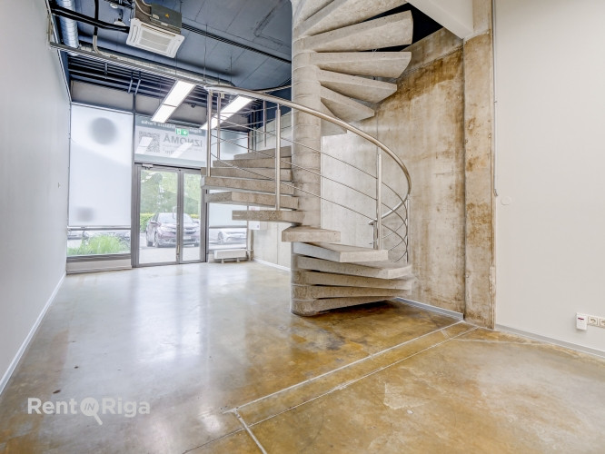 Biroja telpa pirmajā stāvā ar atsevišķu ieeju.  Ieeja no ēkas fasādes. Ēkā pieejami šādi pakalpojumi Рига - изображение 7