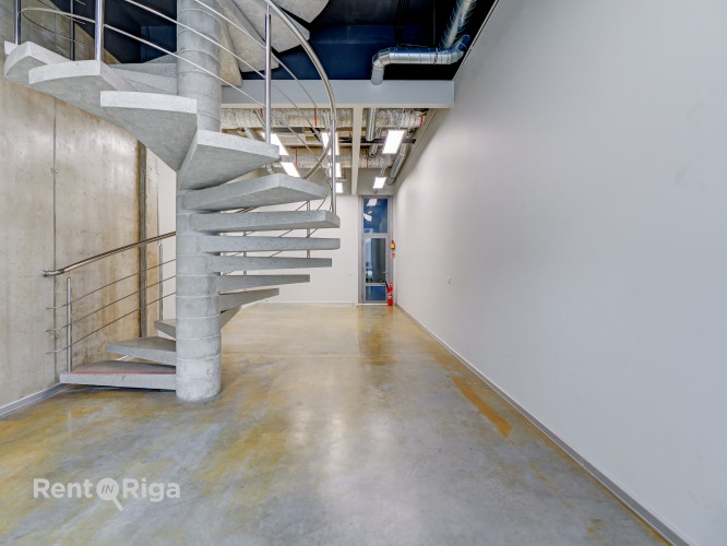 Biroja telpa pirmajā stāvā ar atsevišķu ieeju.  Ieeja no ēkas fasādes. Ēkā pieejami šādi pakalpojumi Рига - изображение 9