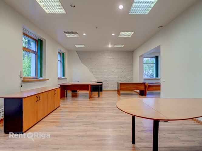 Izīrē biroja telpas privātā un koptā īpašumā.  Piedāvājam nomai biroju klusā un zaļā apkaimē, kur ap Рига - изображение 6