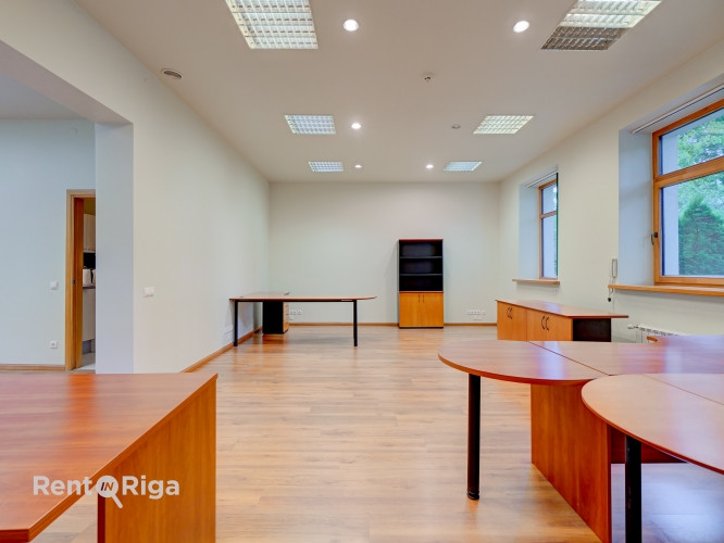 Izīrē biroja telpas privātā un koptā īpašumā.  Piedāvājam nomai biroju klusā un zaļā apkaimē, kur ap Рига - изображение 4