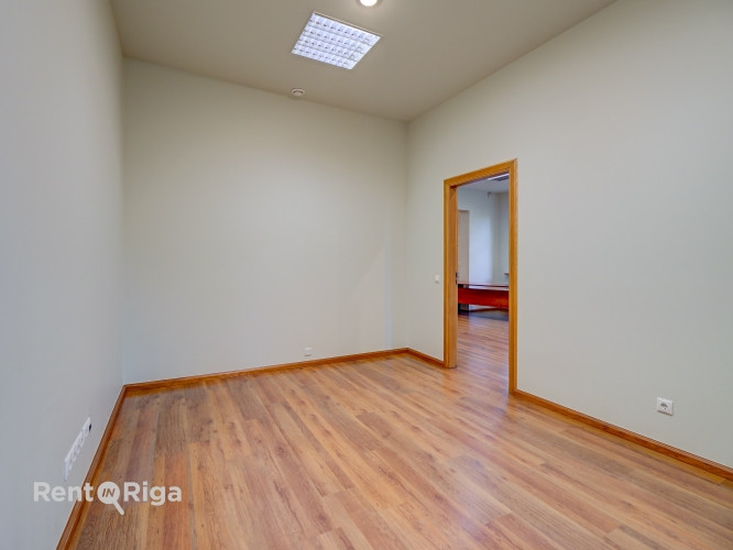 Izīrē biroja telpas privātā un koptā īpašumā.  Piedāvājam nomai biroju klusā un zaļā apkaimē, kur ap Рига - изображение 9