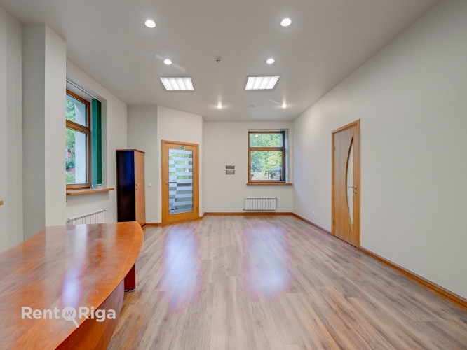 Izīrē biroja telpas privātā un koptā īpašumā.  Piedāvājam nomai biroju klusā un zaļā apkaimē, kur ap Рига - изображение 8