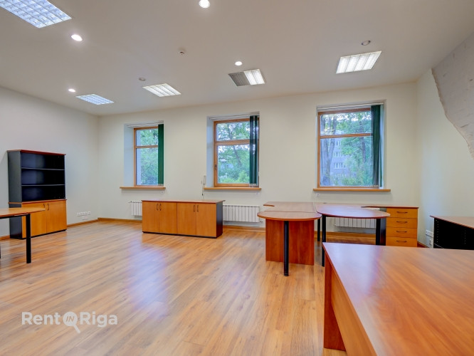 Izīrē biroja telpas privātā un koptā īpašumā.  Piedāvājam nomai biroju klusā un zaļā apkaimē, kur ap Рига - изображение 5