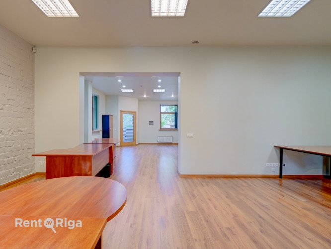 Izīrē biroja telpas privātā un koptā īpašumā.  Piedāvājam nomai biroju klusā un zaļā apkaimē, kur ap Рига - изображение 7