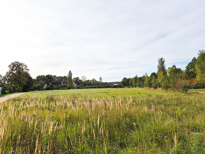 Pārdod apbūves zemes gabalu Valmierā  investīciju iespēja strauji augošā pilsētas rajonā! Valmiera un Valmieras novads - foto 1