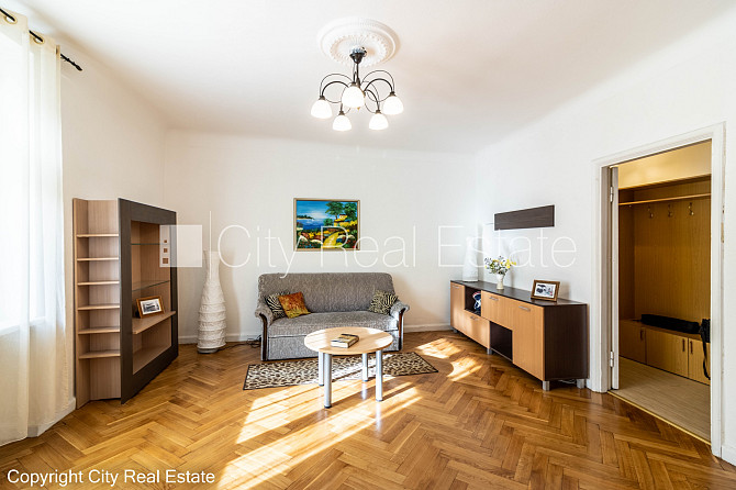 Iežogota teritorija, vieta automašīnai, terase, istabas izolētas 2 gab., studio tipa, virtuve Jūrmala - foto 12