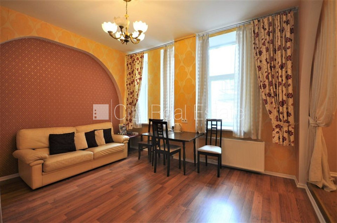 Фасадный дом, закрытый двор, место для машины, вход с улицы и со двора, окна Рига - изображение 17