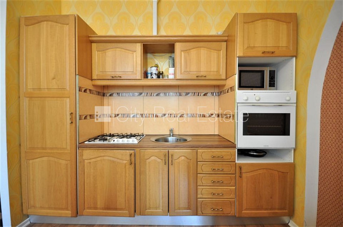 Фасадный дом, закрытый двор, место для машины, вход с улицы и со двора, окна Рига - изображение 18