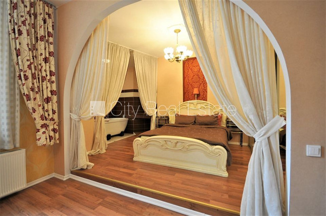 Фасадный дом, закрытый двор, место для машины, вход с улицы и со двора, окна Рига - изображение 15