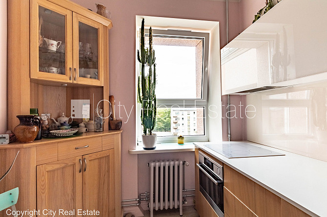 Renovēta māja, ir lifts, balkons, istabas izolētas 3 gab., virtuve, kamīns, centrālā apkure, Rīga - foto 6