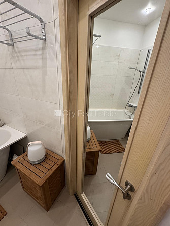 Renovēta māja, ir lifts, balkons, istabas izolētas 3 gab., virtuve, kamīns, centrālā apkure, Rīga - foto 19