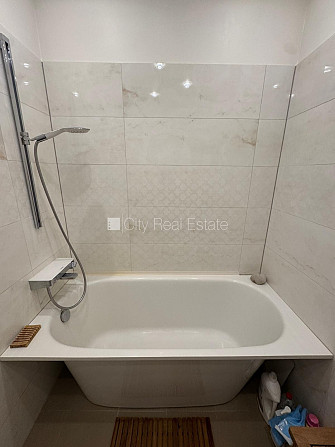 Renovēta māja, ir lifts, balkons, istabas izolētas 3 gab., virtuve, kamīns, centrālā apkure, Rīga - foto 18