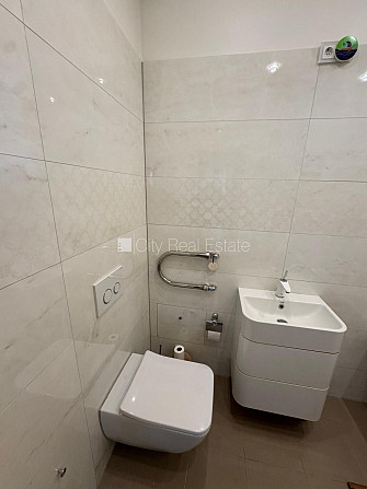 Renovēta māja, ir lifts, balkons, istabas izolētas 3 gab., virtuve, kamīns, centrālā apkure, Rīga - foto 17