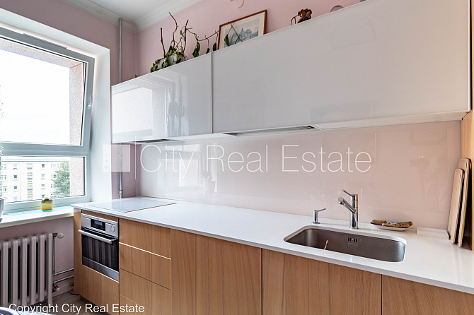 Renovēta māja, ir lifts, balkons, istabas izolētas 3 gab., virtuve, kamīns, centrālā apkure, Rīga - foto 5