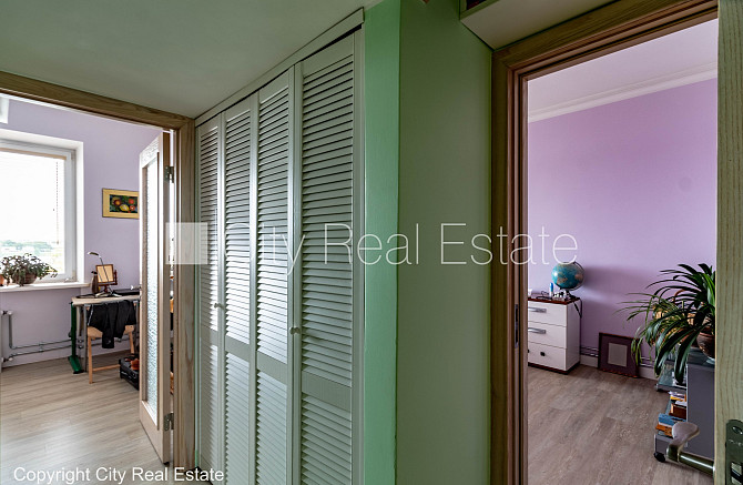 Renovēta māja, ir lifts, balkons, istabas izolētas 3 gab., virtuve, kamīns, centrālā apkure, Rīga - foto 9