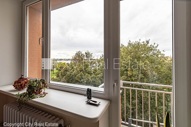 Renovēta māja, ir lifts, balkons, istabas izolētas 3 gab., virtuve, kamīns, centrālā apkure, Rīga - foto 7