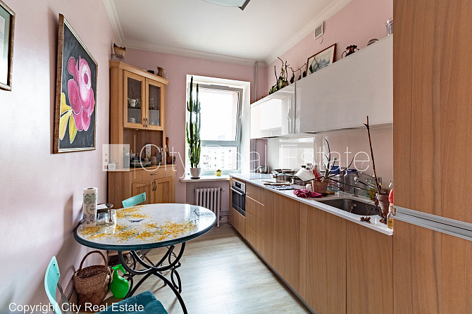 Renovēta māja, ir lifts, balkons, istabas izolētas 3 gab., virtuve, kamīns, centrālā apkure, Rīga - foto 4
