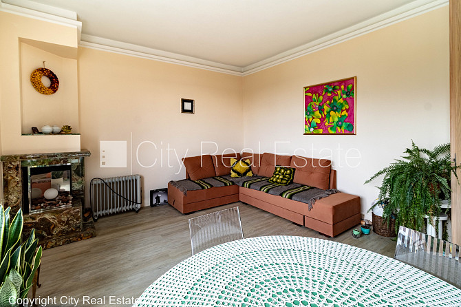Renovēta māja, ir lifts, balkons, istabas izolētas 3 gab., virtuve, kamīns, centrālā apkure, Rīga - foto 2