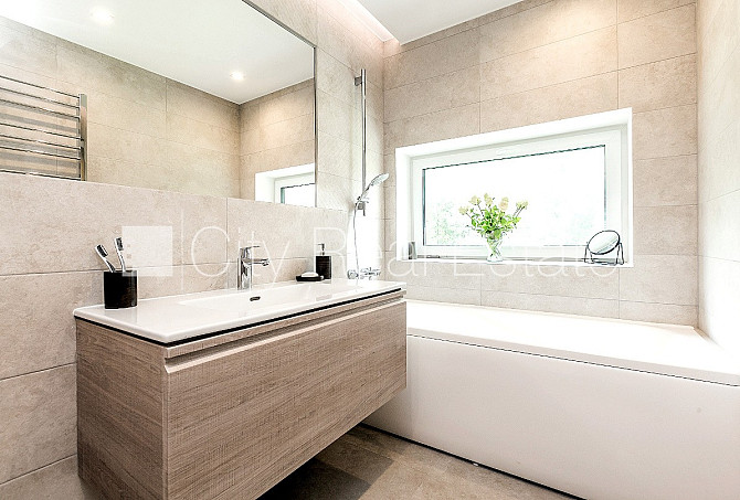 Fasādes māja, renovēta māja, ieeja no ielas, ir lifts, kāpņu telpa pēc kapitālā remonta, Rīga - foto 12