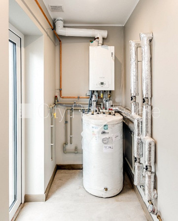 Fasādes māja, renovēta māja, ieeja no ielas, ir lifts, kāpņu telpa pēc kapitālā remonta, Rīga - foto 20