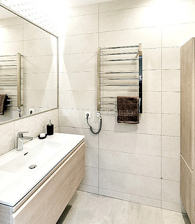 Fasādes māja, renovēta māja, ieeja no ielas, ir lifts, kāpņu telpa pēc kapitālā remonta, Rīga - foto 19