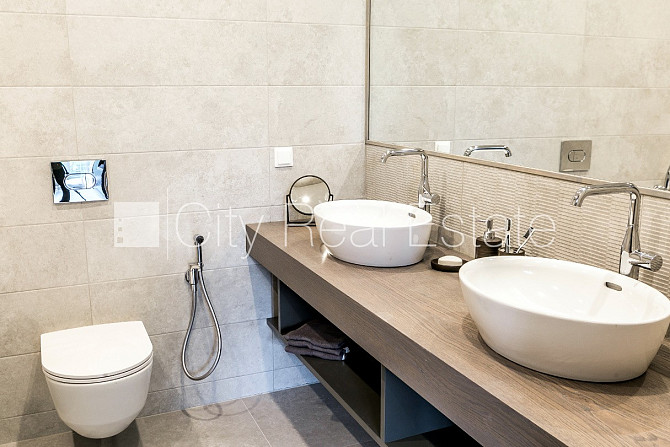 Fasādes māja, renovēta māja, ieeja no ielas, ir lifts, kāpņu telpa pēc kapitālā remonta, Rīga - foto 5
