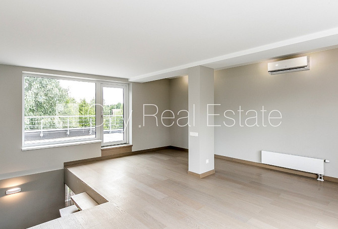 Fasādes māja, renovēta māja, ieeja no ielas, ir lifts, kāpņu telpa pēc kapitālā remonta, Rīga - foto 16