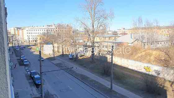 Фасадный дом, реновированный дом, вход с улицы, лифт, лестничная клетка после Рига